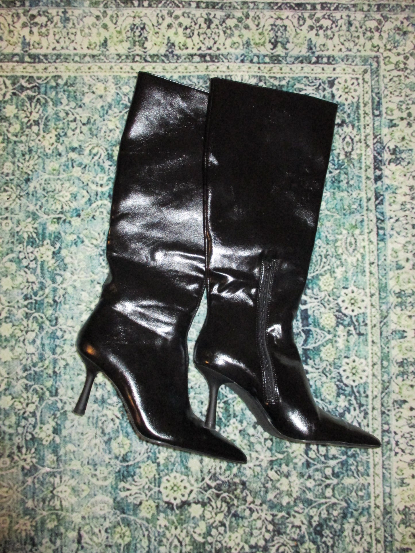 BLACK BOOTS WITH A PATENT EFFECT