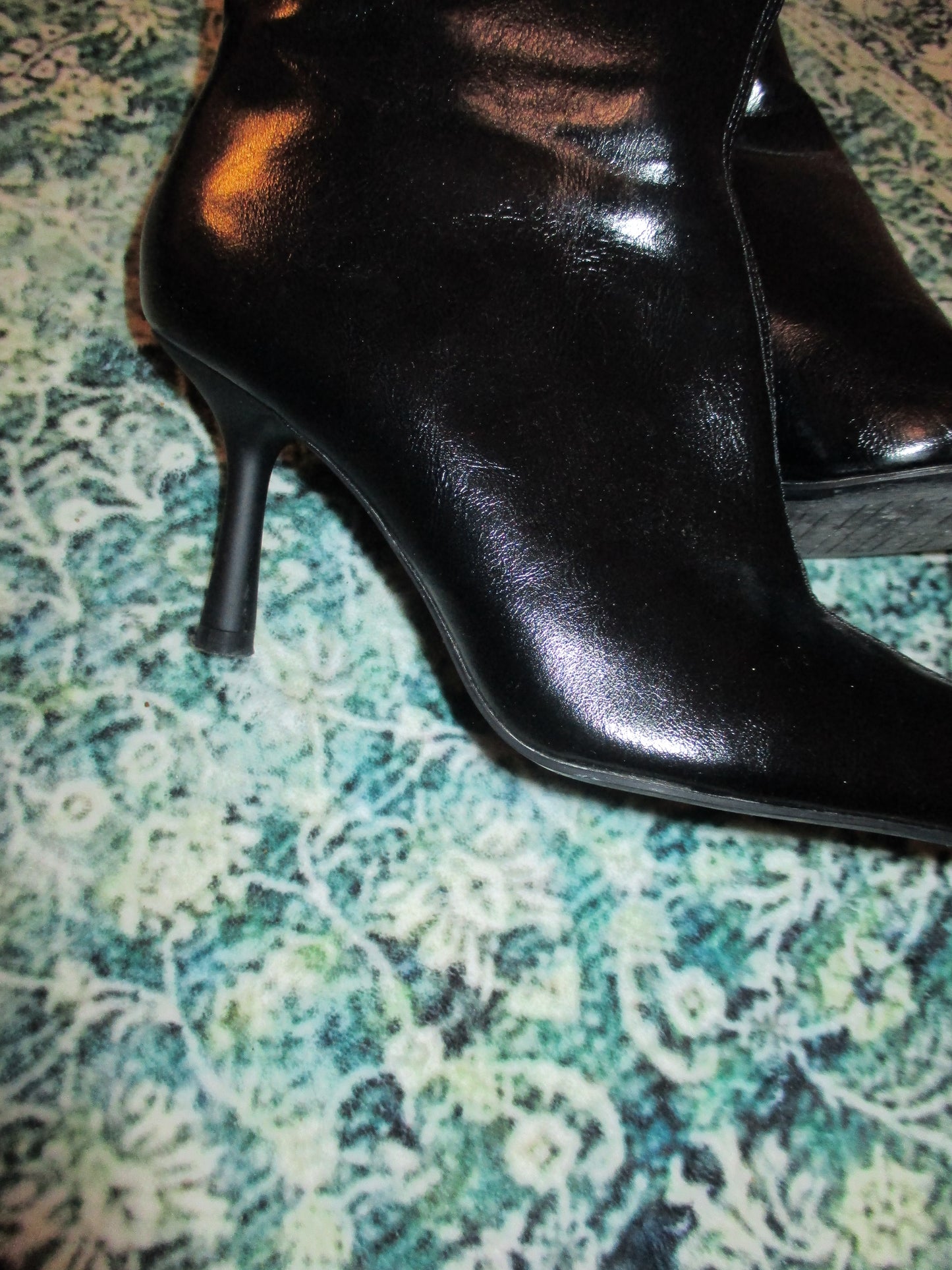 BLACK BOOTS WITH A PATENT EFFECT