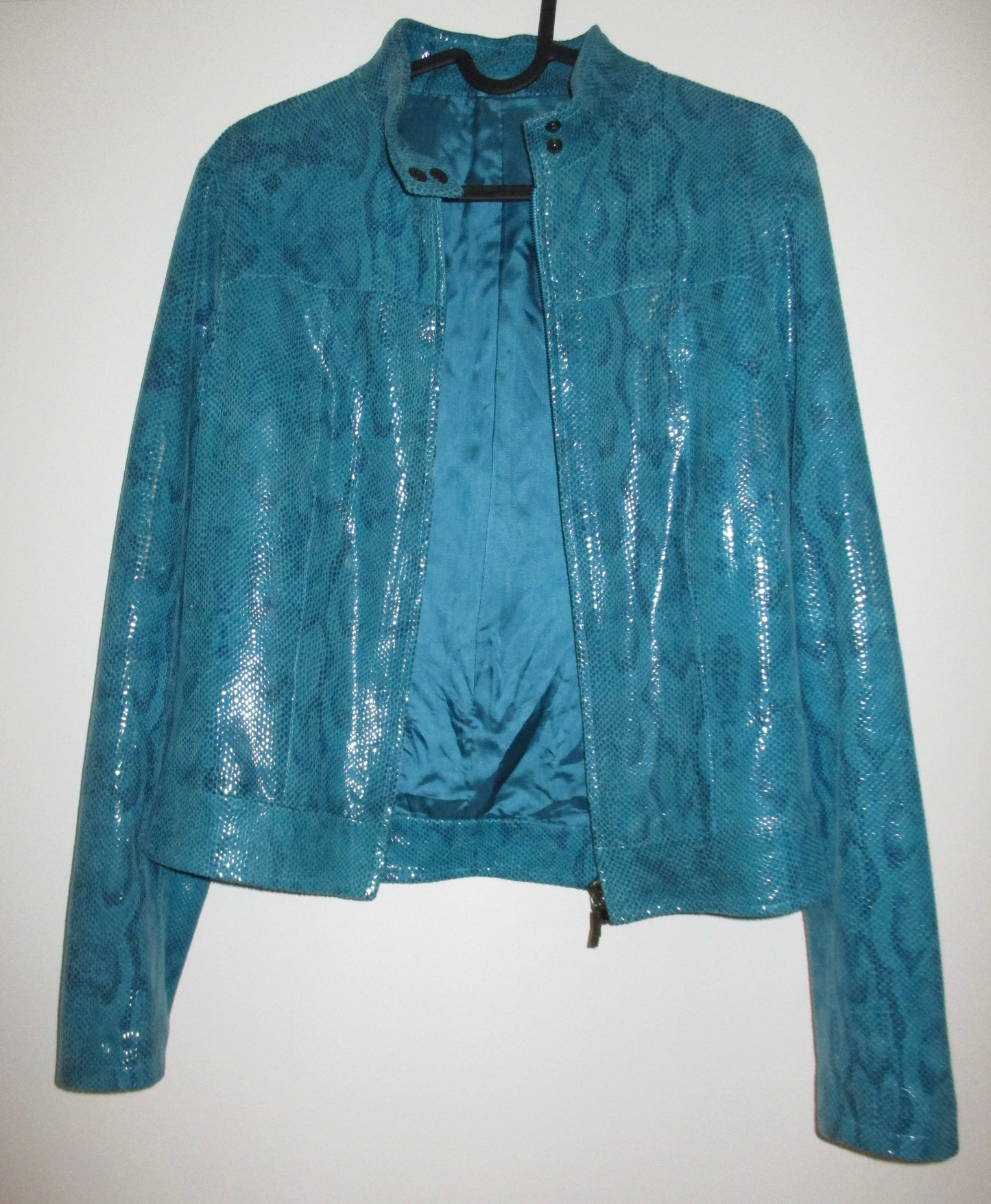 TURQUOISE JACKET WITH A GLOSSY SNAKE EFFECT